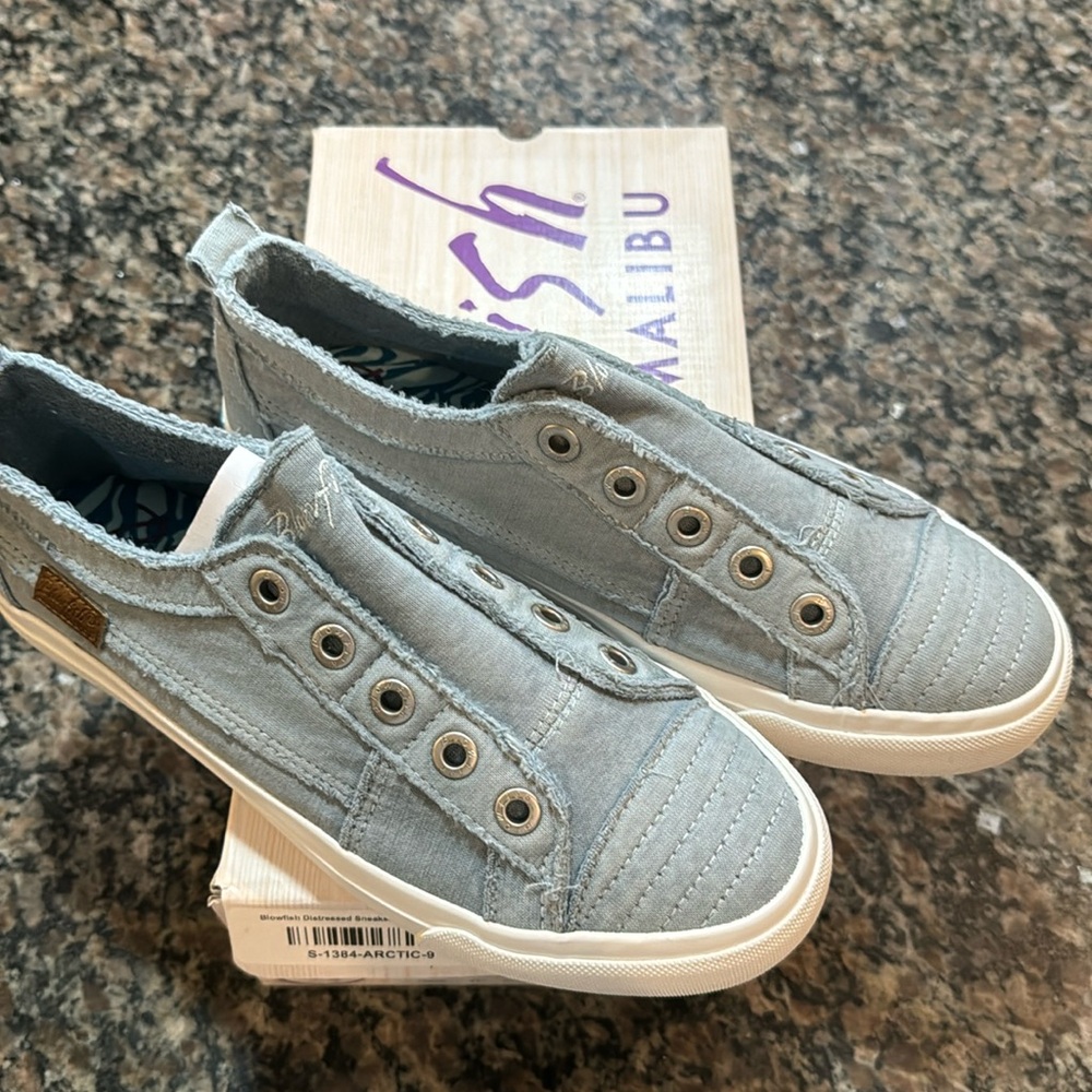 New Blowfish Malibu “Play” sneakers. Vegan, W9 in Artic Color Washed Jersey.